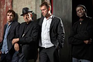 The Good, The Bad And The Queen 聖誕演出